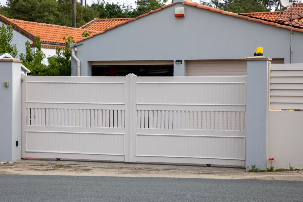 Vinyl Gate Repair in Akron